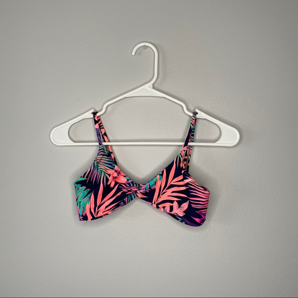 🛑SOLD🛑 Blackbough Tona Twist Top in Miami Nights